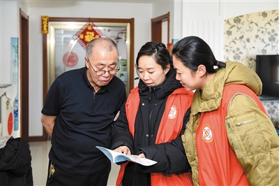 近年来，我市广泛深入宣传城乡居民医疗保险各项政策，进一步提升居民对医保政策的知晓率和认知度，积极推动居民医疗保险参保工作。图为平城区新华街道东风园社区组织开展的城乡居民医保惠民政策进小区宣传活动。资料照片