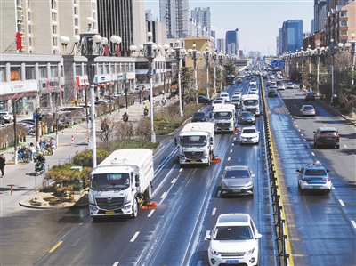 “十四五”时期，我市摒弃“粗放式”管理模式，以“绣花功夫”深耕环卫管理，从清扫保洁、垃圾处置到公厕服务、应急保障，全方位提升服务品质，让城市管理更有温度、民生服务更接地气。图为洗扫车对迎宾街机动车道进行精细化清洗。资料图片