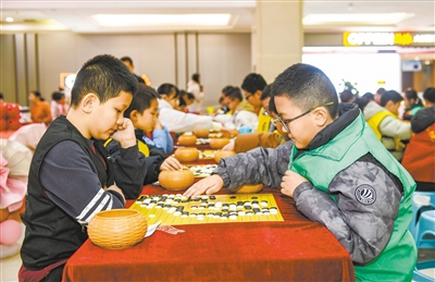 图为小棋手们在比赛中凝神对弈。于宏摄 图为小棋手们在比赛中凝神对弈。于宏摄