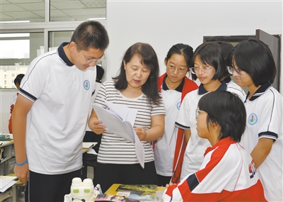 近年来，我市各学校持续强化“大思政课”铸魂育人实效，完善德智体美劳全面培养体系，教师们通过课堂讲解、实例剖析，向学生阐释“五育并举”的深刻内涵，引导学生理解“单弦独奏”到“交响乐”的育人升级，助力学生全面健康成长。戎禹仁摄（资料照片）