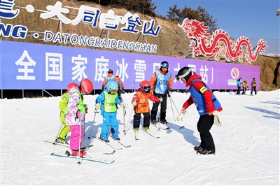 图为参加全国家庭冰雪日（大同站）活动的滑雪爱好者在教练指导下学习滑雪。戎禹仁摄