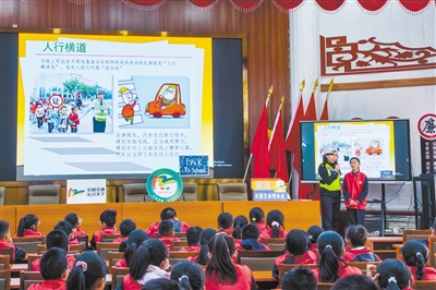 图为交管民警为平城区8校学生讲解交通安全知识。韩堃摄 图为交管民警为平城区8校学生讲解交通安全知识。韩堃摄
