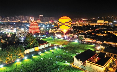 今年国庆中秋假期，“中国最美城市夜景”的大同古城，夜间客流持续攀升。华灯初上时，青砖灰瓦的古城墙被璀璨光影勾勒出雄伟轮廓，这座千年古都的夜晚正以多元魅力吸引着八方游客。戎禹仁摄（资料照片）