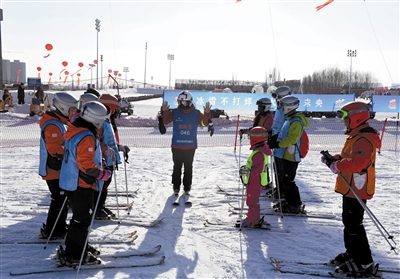 图为孩子们在教练指导下学习滑雪。戎禹仁摄