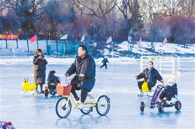 文瀛湖作为大同冰雪经济重要普惠载体之一，嬉冰场不仅丰富了城市冰雪运动业态，让冰雪运动走进寻常百姓生活，更以冰雪为媒构建“冰雪＋”融合发展新场景，推动冬日“冷资源”转化为惠及全民的“热经济”。图为市民在冰面上嬉戏。韩堃摄