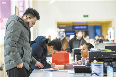 图为在医疗企业专场招聘会现场，求职者围绕岗位匹配度、薪资待遇等与用工单位工作人员沟通交流。于宏摄