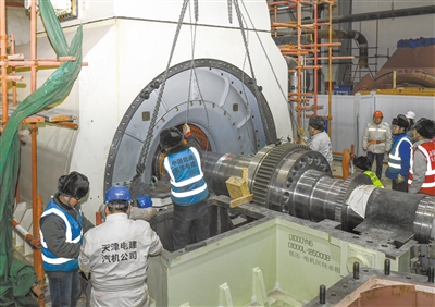 图为发电机转子穿装施工现场。戎禹仁摄 图为发电机转子穿装施工现场。戎禹仁摄