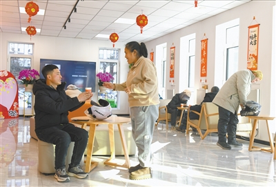 作为市政府重点民生实事项目的户外驿站，在寒冬里发挥着重要作用，让市民和游客能真切感受到这座城市的温暖与关怀。于宏摄（资料照片）