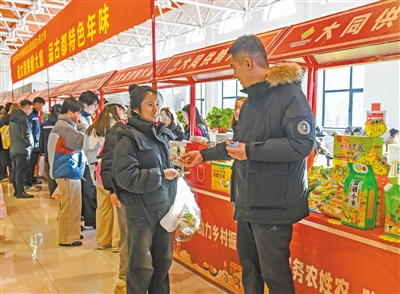 图为在大同大学学苑餐厅，学生们穿梭在各个摊位间试吃、询价。于宏摄