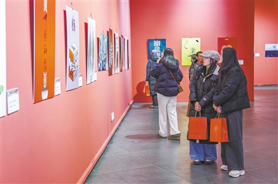 图为市民与游客正在观展。韩堃摄
