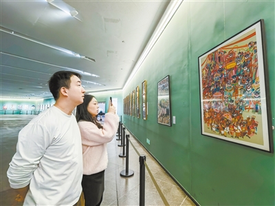 图为市民在市美术馆观赏农民画作。韩堃摄