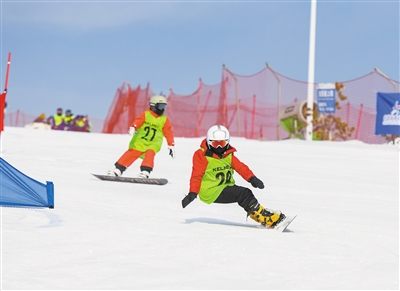 日前，“奔跑吧·少年”2025年山西省单板滑雪（平行项目）锦标赛在万龙白登山国际滑雪场举行，为冬日的大同增添了浓厚的冰雪竞技氛围。本报记者戎禹仁摄（资料照片）