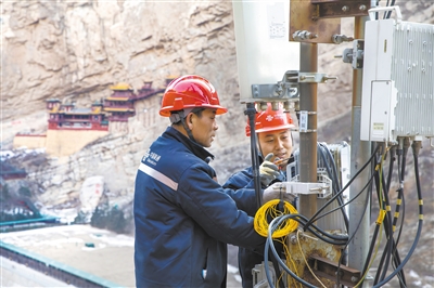 图为春节前夕，中国联通大同分公司维护人员对重点场景基站进行专项巡检。纪元元摄