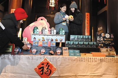 乾楼文化展览馆工作人员正在布置文创产品。张占兵摄