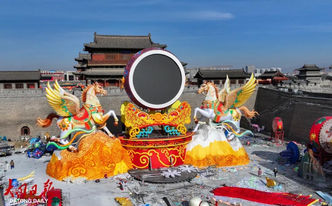 目前，在大同古城南城墙瓮城、月城及关城内，各类主题灯组均已初露轮廓。戎禹仁摄