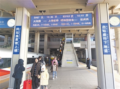 图为旅客在大同南站站台有序登车。贾晓龙摄