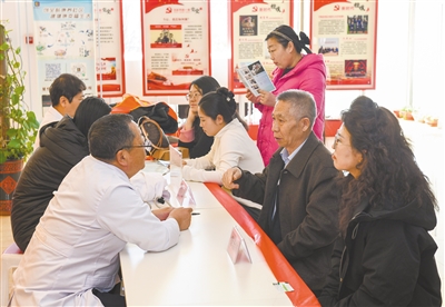 图为宣传义诊活动现场。戎禹仁摄