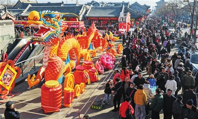 农历正月初八，大同市民迎来传统民俗“游八仙”。古城内人流涌动、热闹非凡，浓郁的民俗风情为新春佳节再添喜庆氛围。张占兵摄