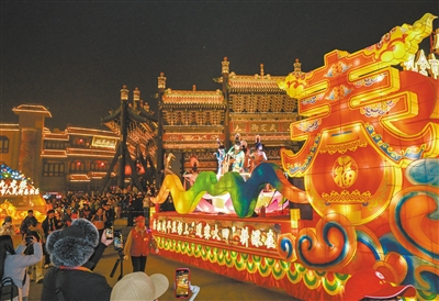 图为3月1日夜，大同古城内的花车夜游活动现场。张燕伟摄