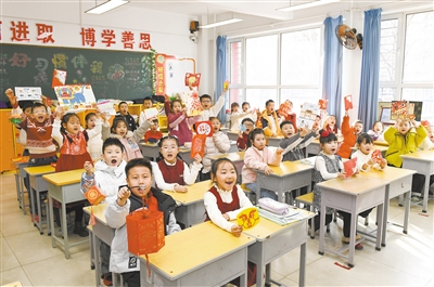 三月五日，平城区十校学生展示寒假制作的手工作业。戎禹仁摄