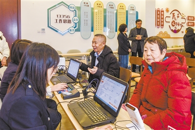 图为3月5日，市公交公司志愿者深入平城区文瀛湖街道华北星社区党群服务中心，为老年人提供乘车卡年检服务。韩堃摄