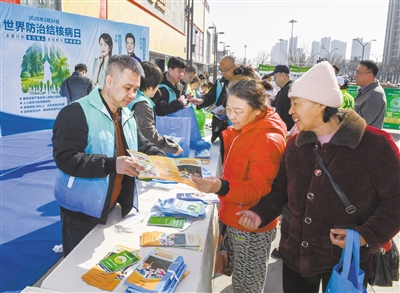 图为工作人员向市民发放结核病健康教育宣传资料。戎禹仁摄 图为工作人员向市民发放结核病健康教育宣传资料。戎禹仁摄
