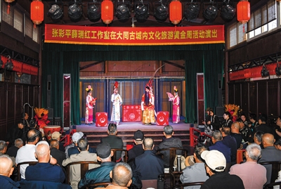 专业演员轮番登场，为市民、游客献上惠民演出文化盛宴。戎禹仁摄