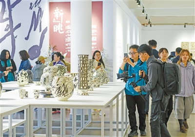 图为观众在云冈美术馆内观展。于宏摄