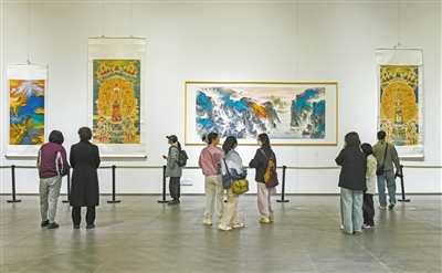 图为市民正在观展。于宏摄