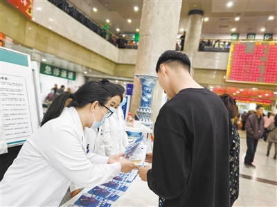 图为宣传活动现场。高燕摄
