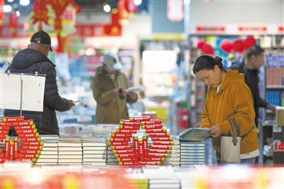4月22日，大同新华书店推出系列阅读主题活动，引导市民爱上阅读、崇尚书香。当日上午，2026“培育读书风尚建设文化大同”全民阅读版权宣传暨“绿书签行动”启动。于宏摄