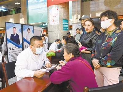 图为义诊活动现场。戎禹仁摄