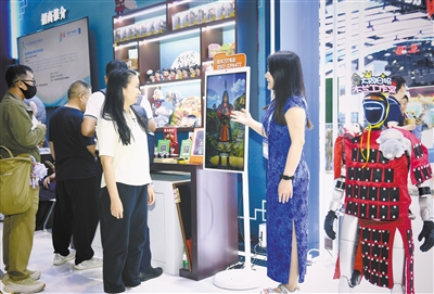 图为大同日报传媒集团有限公司工作人员为现场观众进行产品、文化宣介。于宏摄 图为大同日报传媒集团有限公司工作人员为现场观众进行产品、文化宣介。于宏摄