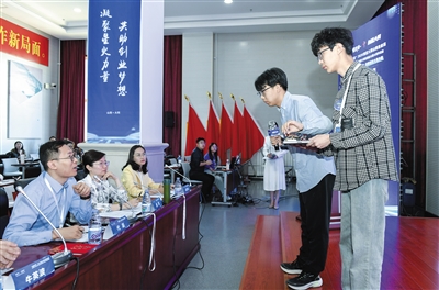 图为来自大同煤炭职业技术学院的李喆团队登台,针对智护手环——用AI重构老年健康服务项目开展路演,现场讲解项目创意与发展规划。于宏摄 图为来自大同煤炭职业技术学院的李喆团队登台,针对智护手环——用AI重构老年健康服务项目开展路演,现场讲解项目创意与发展规划。于宏摄