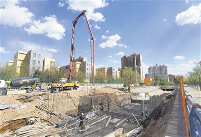 在御河灌区西干渠水生态环境综合整治工程项目现场,建设者们以精细化作业确保工程质量。孙晓娟摄 在御河灌区西干渠水生态环境综合整治工程项目现场,建设者们以精细化作业确保工程质量。孙晓娟摄