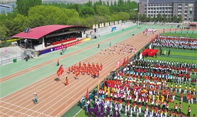 图为全市中学生田径运动会开幕式现场。戎禹仁摄