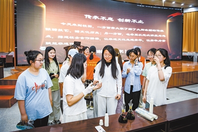 图为大同大学学生现场品鉴不同度数的醋。韩堃摄