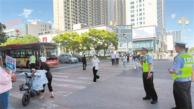 图为文明交通行为主题宣传活动现场。丰曼摄 图为文明交通行为主题宣传活动现场。丰曼摄