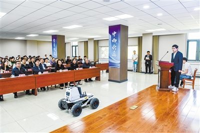 图为校庆现场，智能感知与导航机器人功能展示。韩堃摄