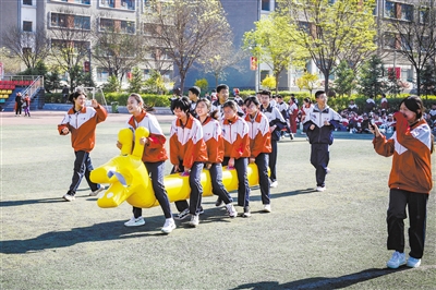 图为大同一中春季趣味运动会现场。韩堃摄