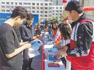 图为活动中，工作人员设点宣传、提供咨询服务。张志忠摄