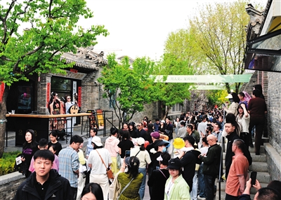 近年来，大同古城在保护修复的进程中，不断生长，不断进化，持续焕发着鲜活的生命力。图为今年“五一”假期，热闹非凡的古城街巷。张燕伟摄（资料照片）