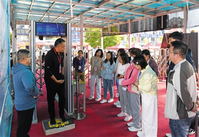 图为6月6日下午,大同二中考点组织考生现场模拟高考入场流程。戎禹仁摄 图为6月6日下午,大同二中考点组织考生现场模拟高考入场流程。戎禹仁摄