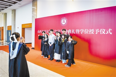 图为大同大学毕业生与教师合影留念。韩堃摄
