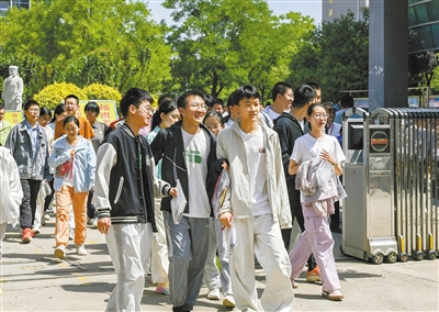 图为考试结束后考生满心欢喜地走出考场。戎禹仁摄 图为考试结束后考生满心欢喜地走出考场。戎禹仁摄