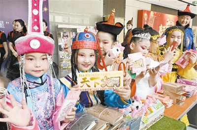 图为蒙古国青少年展示大同文创产品。张燕伟摄