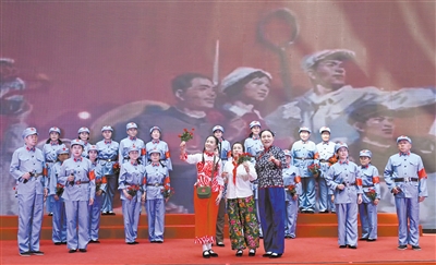 图为老年大学学员表演的情景剧《盼红军》。张燕伟 摄