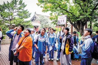 图为研学团在华严寺认真聆听讲解员讲述古建历史。韩堃摄