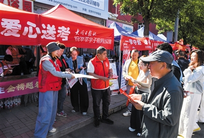 6月7日，2026年高考拉开帷幕，在平城区各考点外，大同日报社志愿者忙碌不停，为考生及家长送去暖心关怀。戎禹仁摄