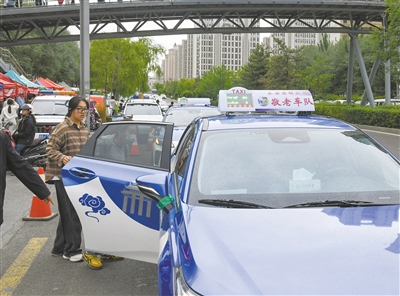 图为6月8日，在大同二中考点参与“文明大同·爱心送考”大型公益活动的出租车正在接送考生。戎禹仁摄